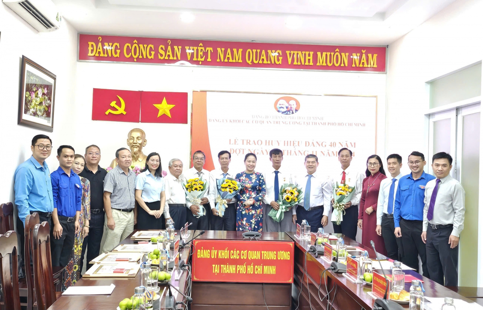 Đảng ủy Khối Các cơ quan Trung ương tại Thành phố Hồ Chí Minh tổ chức Lễ trao huy hiệu 40 năm tuổi Đảng đợt ngày 7-11